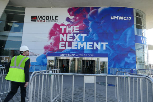 20170225 mwc 2017 barcelona show entrance with worker