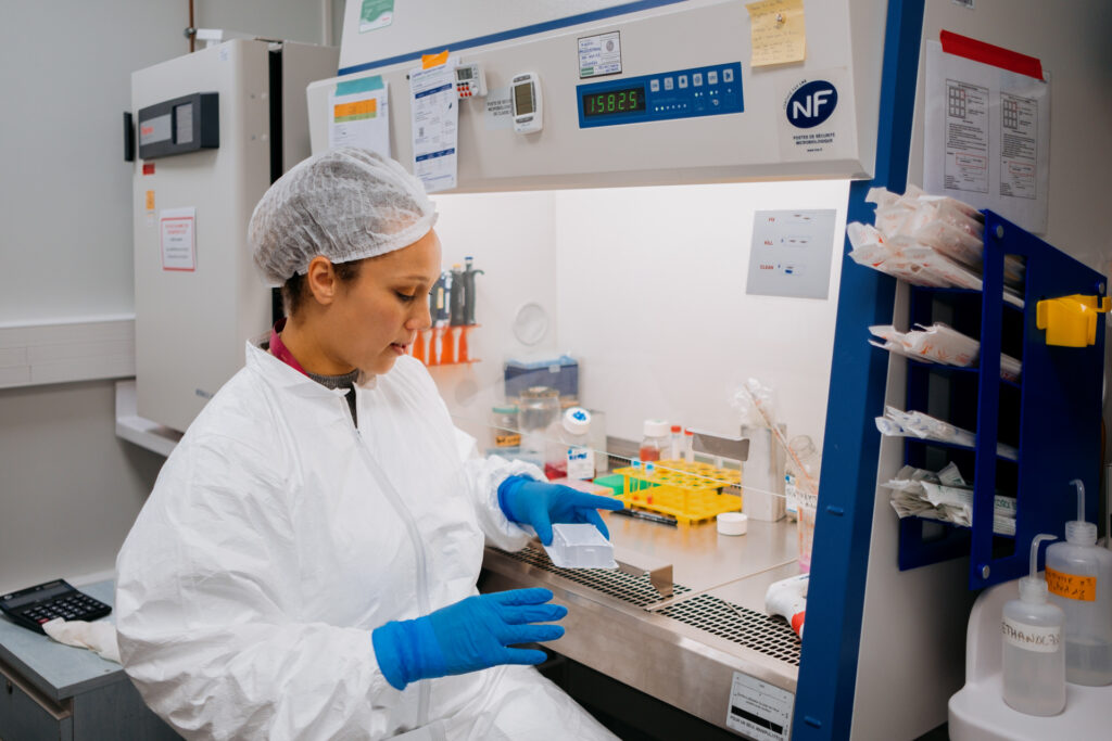 Fanny Tabarin-Cayrac, ingeniera en biología celular del Instituto Curie, trabajando en el laboratorio. 