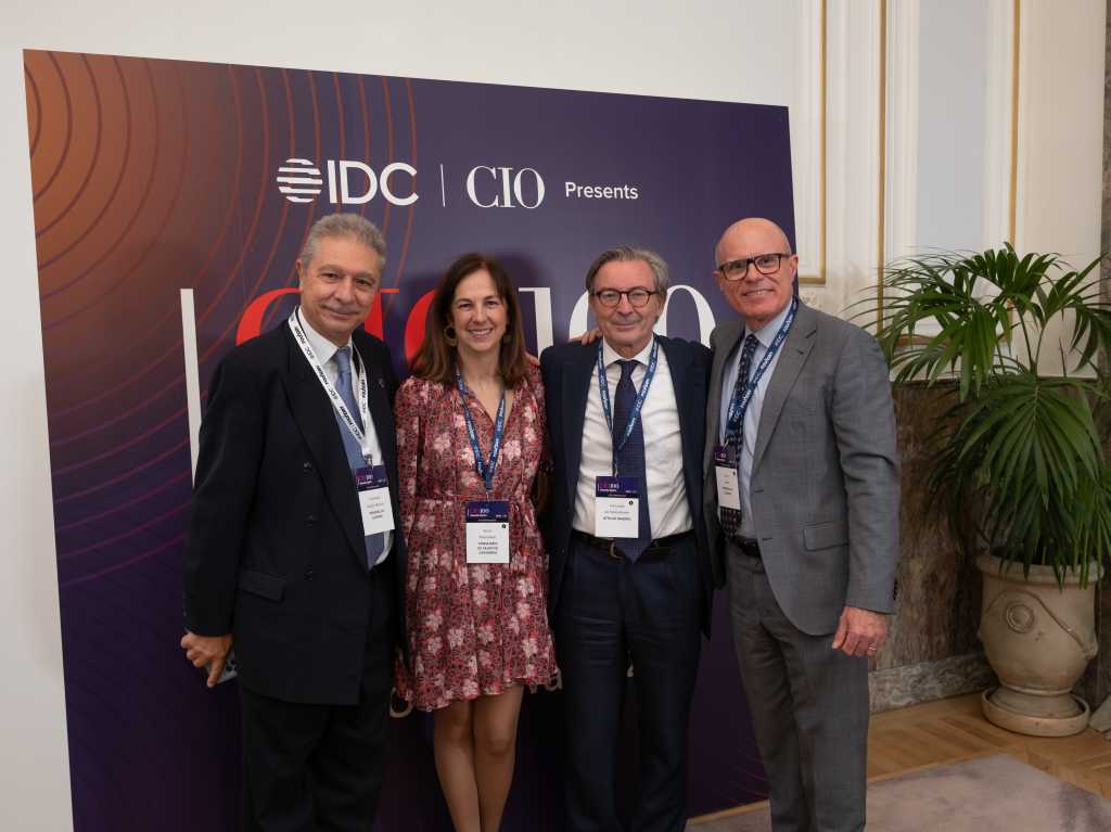 Rocío Montalbán, subdirectora general de Transformación Digital de la Consejería de Salud de Cantabria, junto a otros representantes de administraciones públicas nacionales.