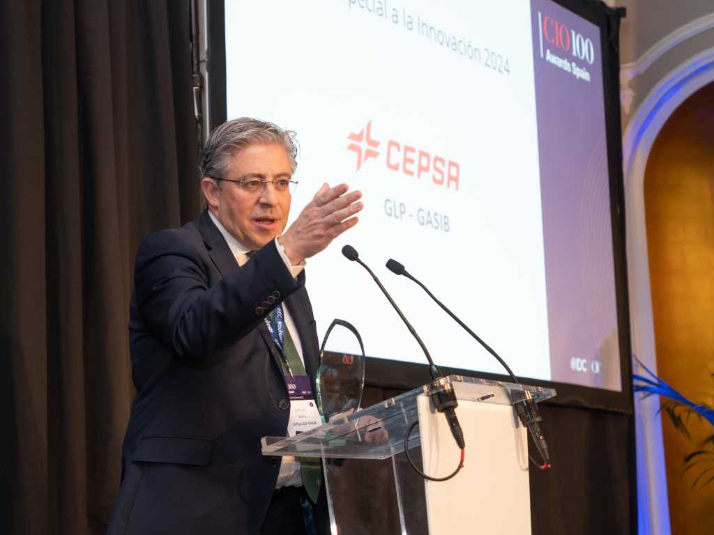 José Luis Sierra, CIO de Gasib, durante la recogida del premio especial a la Innovación.