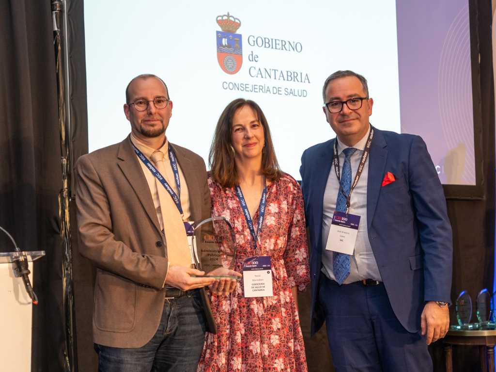 Rocío Montalbán, subdirectora general de Transformación Digital de la Consejería de Salud de Cantabria, recoge el premio a la Administración Pública del Año.