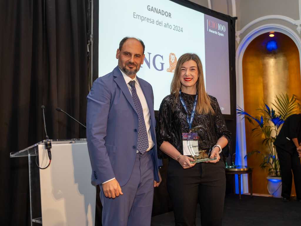 Rocío López Valladolid, CIO de ING, recoge el galardón a Mejor Empresa del Año.