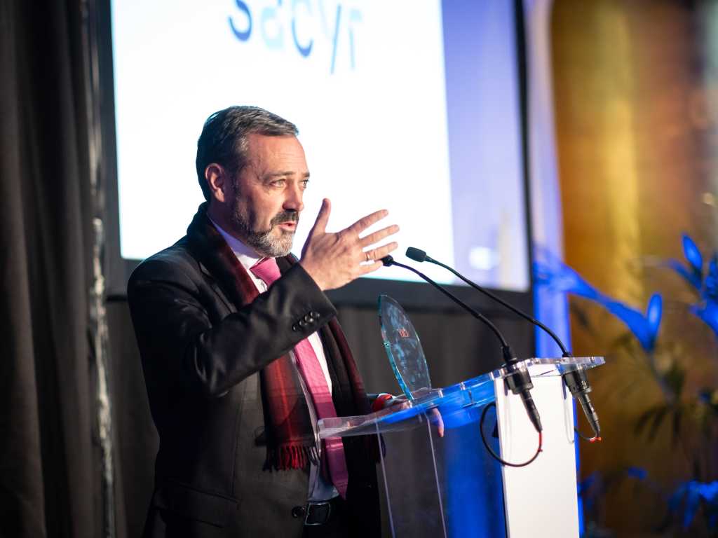 Francisco Gonzalo, CIO de Sacyr, durante el discurso de agradecimiento tras la recogida del galardón.