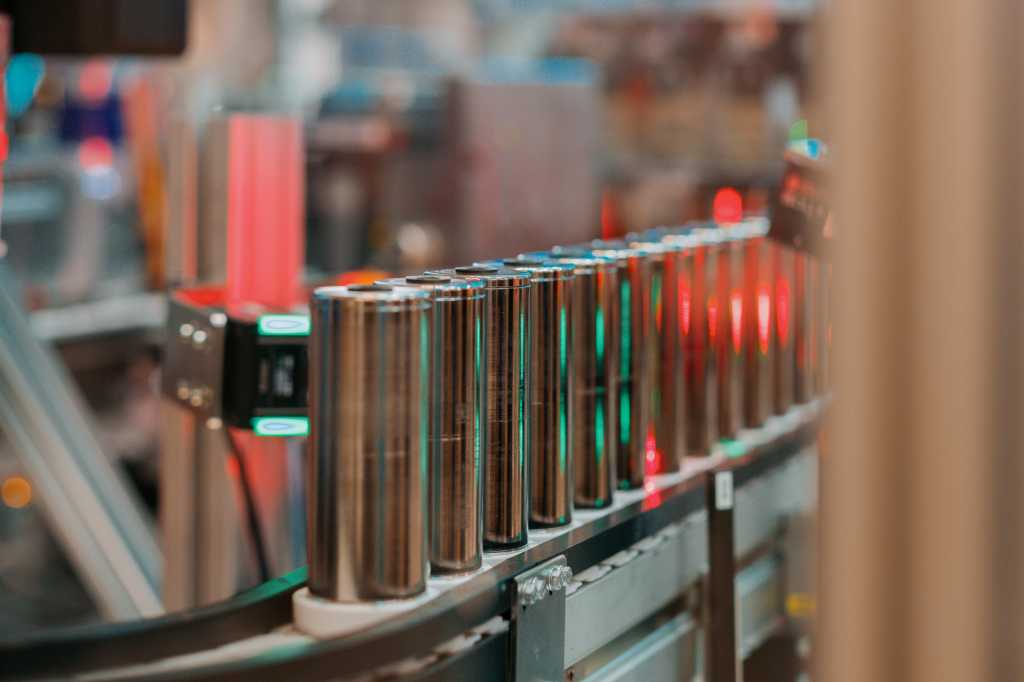 Paul Kempt, a la izquierda, programador de thyssenkrupp, y Marcus Schoenherr, ingeniero de thyssenkrupp, trabajan en la máquina de pruebas de células de baterías de vehículos eléctricos en la fábrica de thyssenkrupp en Chemnitz, Alemania.