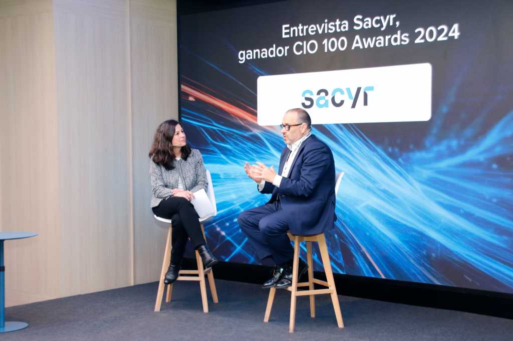 Mário Apolinário, director de Gestión de Demanda de IT y Business Partner del área de Construcción en Sacyr, junto a Esther Macías, directora editorial de Foundry en España.