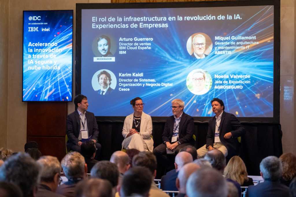 mesa con Arturo Guerrero (IBM), Noelia Valverde (Agroseguro), Miquel Guillamont (Abertis) y Karim Kaidi (Cesce).