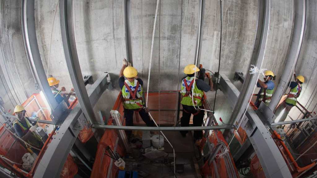 operarios de kone instalando un ascensor