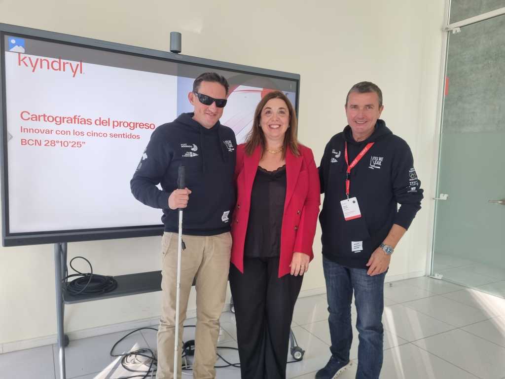 Dani Anglada y Giorgio Maritane, de Yes We Sail, junto a Salomé Valero, directora de innovación para Iberia de Kyndryl