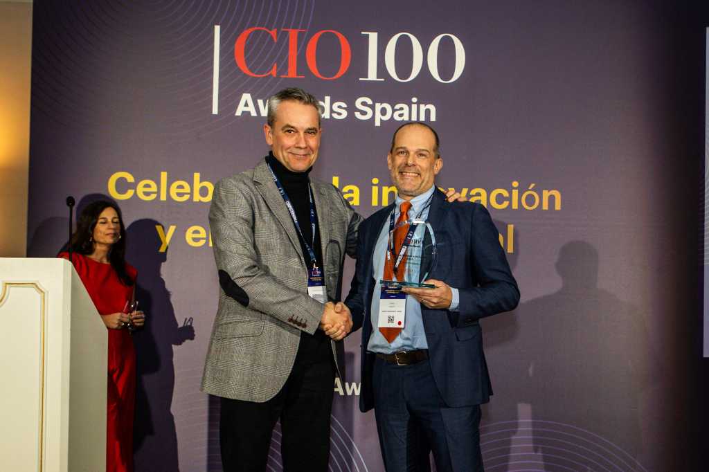 Ricard Guash, CIO de Zurich Insurance, que le fue entregado por Juan Antonio Relaño, miembro de jurado de los CIO100 Awards y CIO de Bosch España