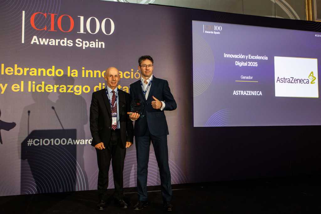 Antonio Velasco, CIO de AstraZeneca España, recogió el galardón de manos de José María Tavera, miembro del jurado de los CIO 100 Awards España 2025
