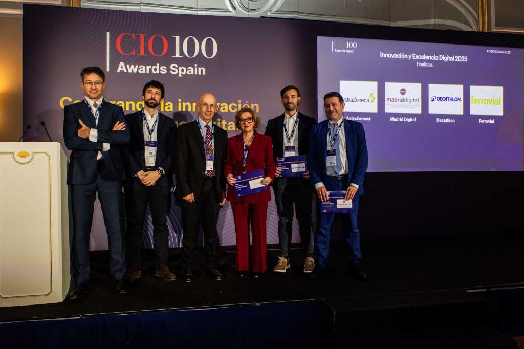 Antonio Velasco (AstraZeneca) junto a una persona de su equipo; José María Tavera (CIO 100), María Teresa de Diego (Ferrovial), Jordi Roda (Decathlon) y María Teresa de Diego (Ferrovial) y Francisco García Lombardía (Madrid Digital).