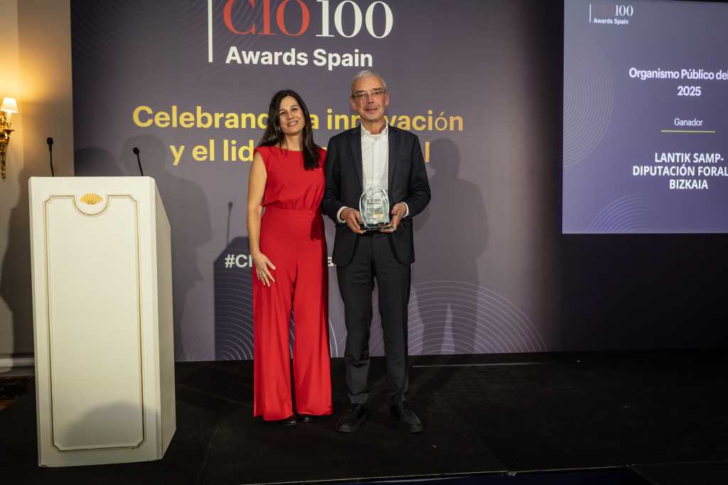 Valentín García, director de Innovación de Lantik, recogió el premio, que entregó Esther Macías, directora editorial de CIO y COMPUTERWORLD en España.