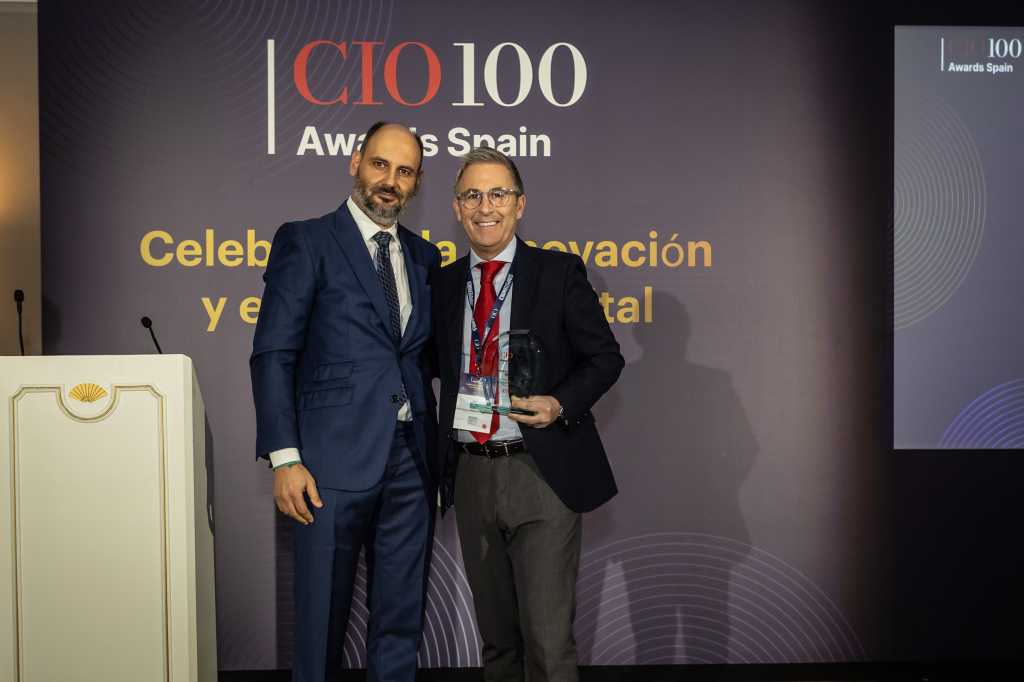 David Marimón, vicepresidente y CIO para Iberia & IT Head Customer Service & Supply Chain de Coca-Cola Europacific Partners, recogió el galardón de manos de Fernando Muñoz, director del CIO Executive de Foundry España