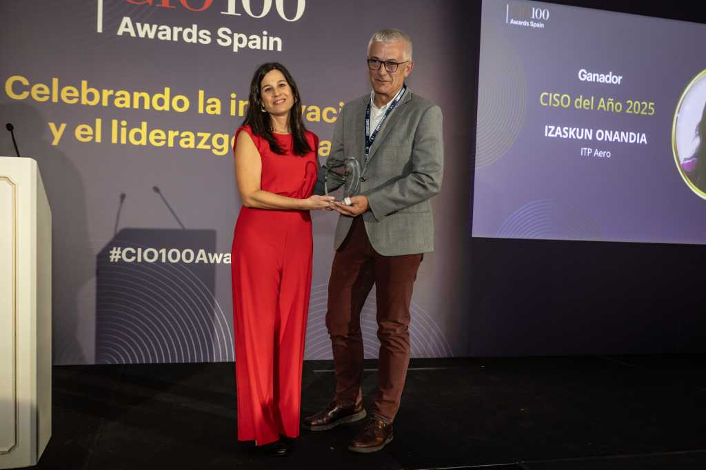 José Luis Basabe Echezarraga, director asociado de Infraestructura de ITP Aero, y Esther Macías