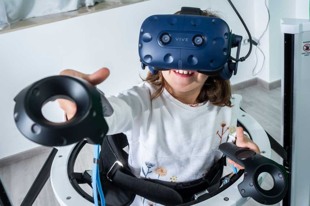 niño con un juguete de gafas 3D