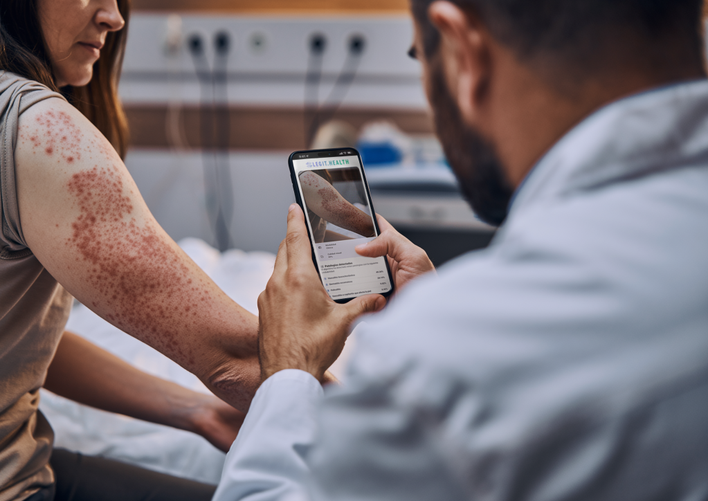 persona haciendo una foto de una paciente con psoriasis en el brazo