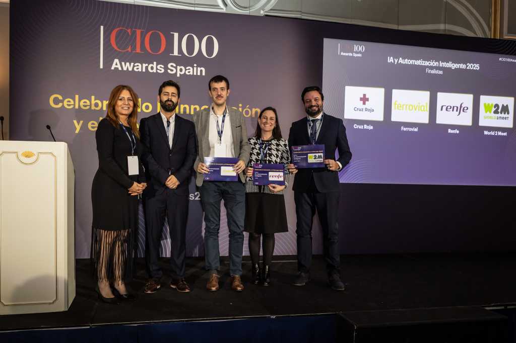 Joan Barceló (a la derecha de la imagen), en los CIO Awards 2025